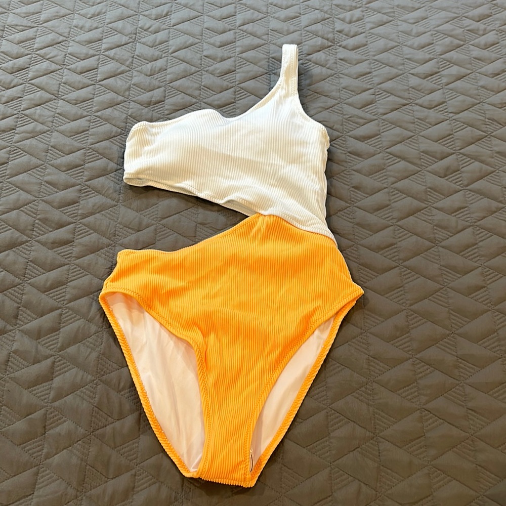 One piece one shoulder bathing suit